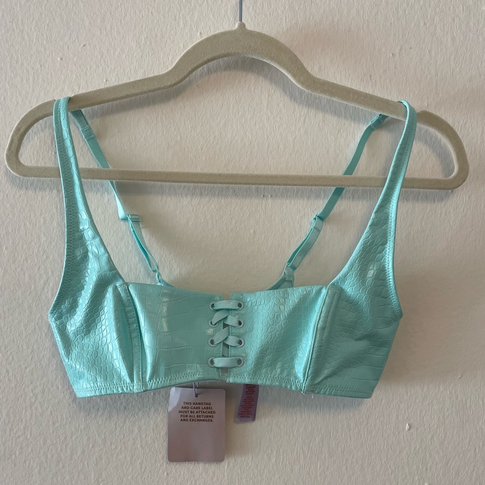 SAVAGE X FENTY Rihanna’s Turquoise Bra with tags
